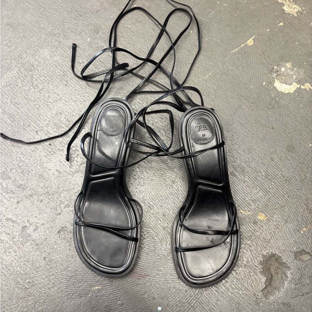 Zara Gladiator Style Kitten Heeled Sandals in Black size 39